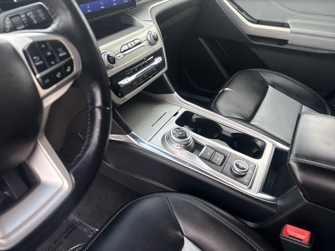 Used 2022 Ford Explorer XLT w/ Equipment Group 202A AWD/4WD image 16