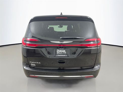 Used 2025 Chrysler Pacifica Select FWD image 12
