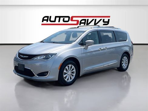 Used 2018 Chrysler Pacifica Touring-L image 3
