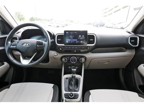 Certified 2025 Hyundai Venue SEL FWD image 11
