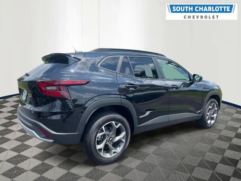 Used 2025 Chevrolet Trax LT w/ LT Convenience Package FWD image 4