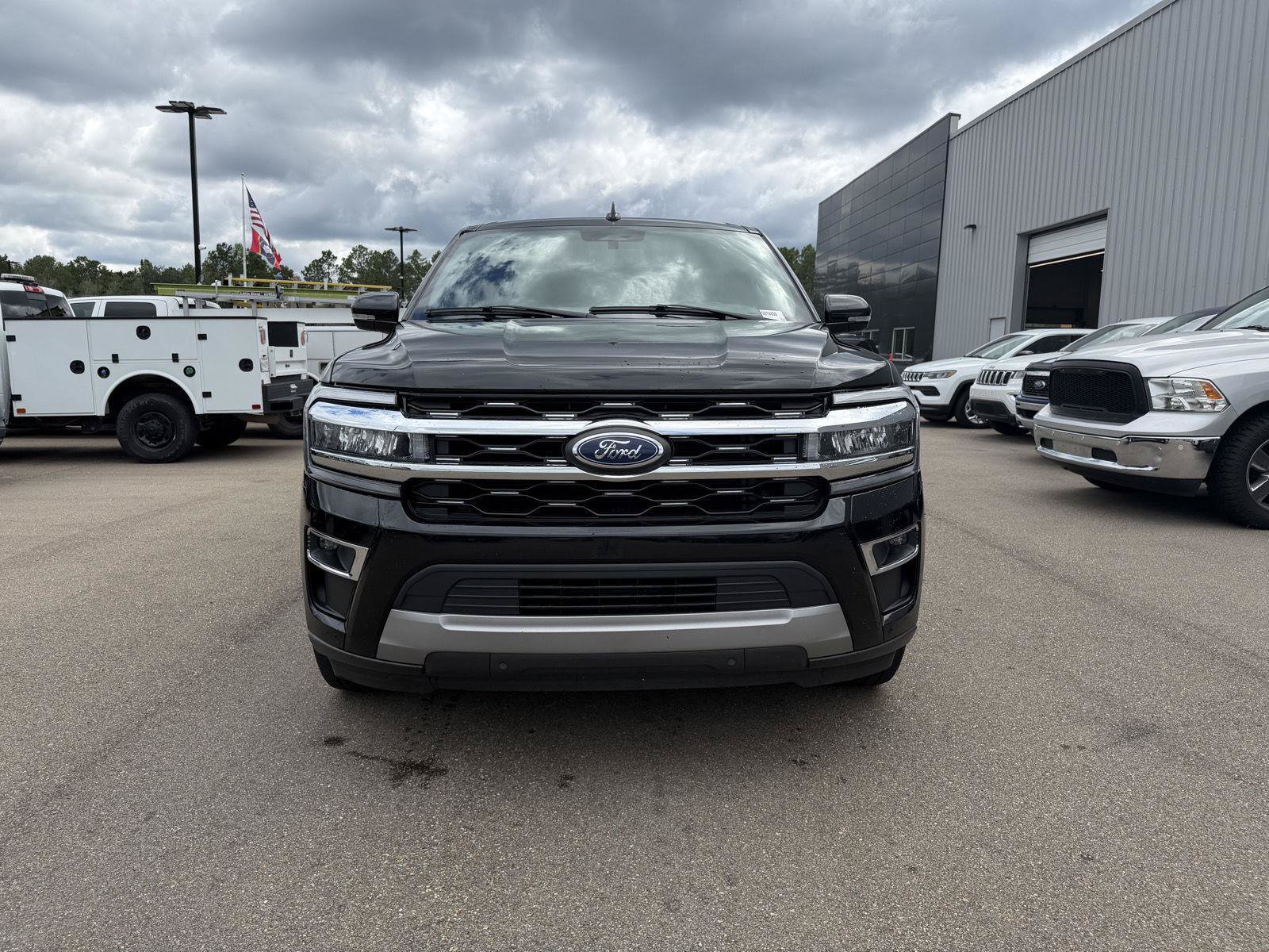 Used 2024 Ford Expedition Limited RWD image 2