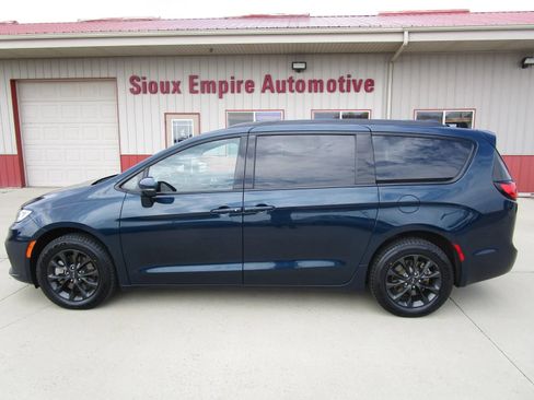 Used 2021 Chrysler Pacifica Touring-L w/ Uconnect Theater Family Group AWD/4WD image 4