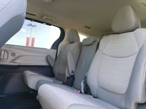 Used 2024 Toyota Sienna LE FWD image 29