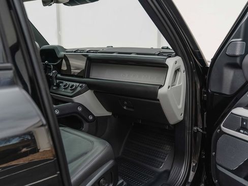 Used 2024 Land Rover Defender 110 SE image 35
