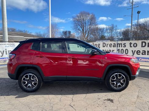 Used 2025 Jeep Compass Trailhawk image 2
