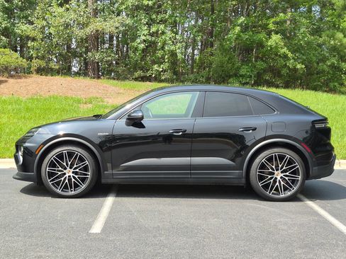 Used 2025 Porsche Macan 4 Electric AWD/4WD image 2
