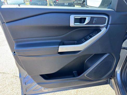 Used 2022 Ford Explorer XLT AWD/4WD image 9