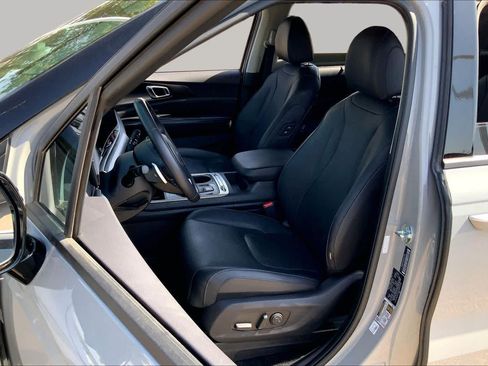 Used 2025 Kia Carnival SX Prestige FWD image 8