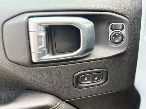 Used 2025 Jeep Wrangler Unlimited Sahara AWD/4WD image 11
