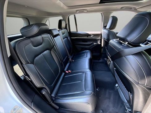 Used 2023 Jeep Grand Cherokee Limited w/ Black Appearance Package AWD/4WD image 25
