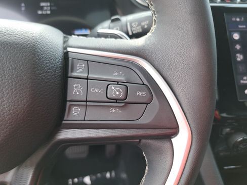 Used 2023 Jeep Grand Cherokee Altitude AWD/4WD image 18