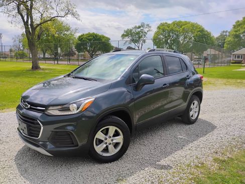 Used 2021 Chevrolet Trax LT w/ Premium Seat Package AWD/4WD image 3