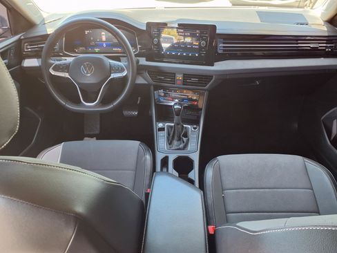 Used 2025 Volkswagen Jetta SE FWD image 17