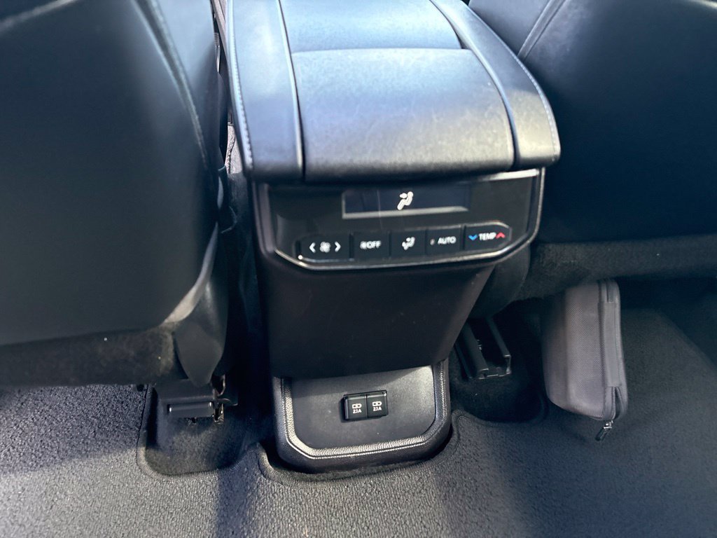 Used 2020 Toyota Highlander XLE FWD image 19