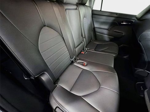 Used 2021 Toyota Highlander XLE FWD image 27