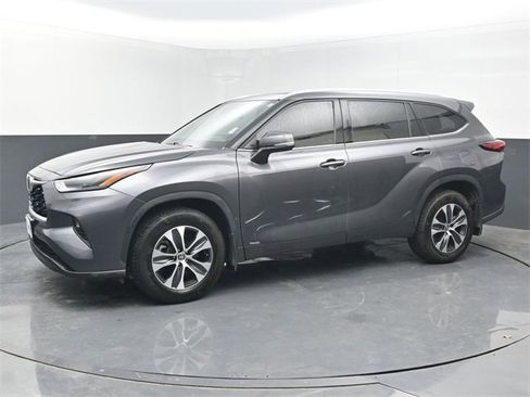 Used 2022 Toyota Highlander XLE image 2