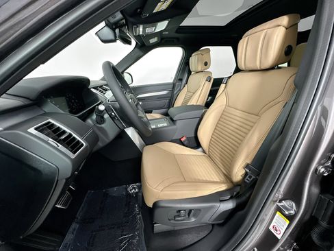 Used 2025 Land Rover Discovery Dynamic SE AWD/4WD image 19