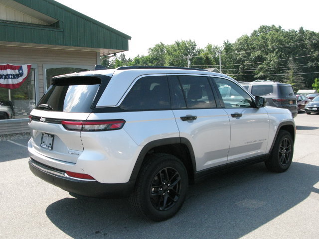 Used 2024 Jeep Grand Cherokee Laredo X w/ Luxury Tech Group I AWD/4WD image 4