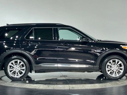 Used 2023 Ford Explorer XLT w/ Equipment Group 202A AWD/4WD image 11