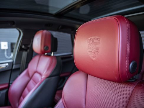 Certified 2023 Porsche Macan Turbo AWD/4WD image 17