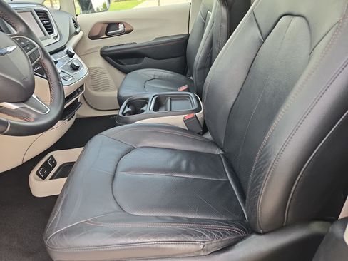 Used 2018 Chrysler Pacifica Touring-L FWD image 14