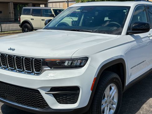 Used 2023 Jeep Grand Cherokee Laredo w/ Luxury Tech Group I AWD/4WD image 8