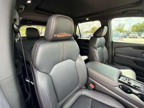Used 2025 Honda Pilot TrailSport image 27