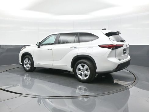 Used 2023 Toyota Highlander L FWD image 5