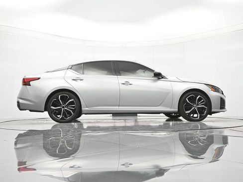 Used 2024 Nissan Altima 2.5 SR FWD image 39