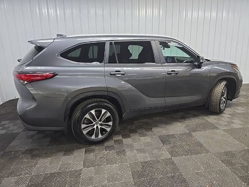 Used 2023 Toyota Highlander XLE AWD/4WD image 3