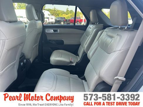 Used 2022 Ford Explorer Platinum w/ Premium Technology Package image 21