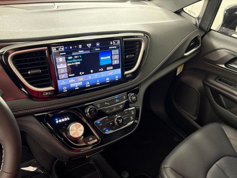 New 2027 Chrysler Pacifica Select FWD image 33