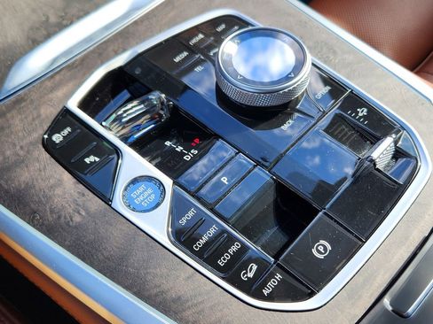 Certified 2025 BMW X7 M60i image 28