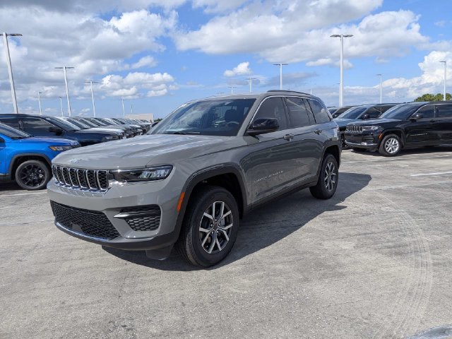 New 2027 Jeep Grand Cherokee Laredo RWD image 8