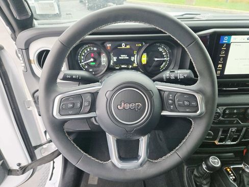 Used 2025 Jeep Wrangler Sahara image 23