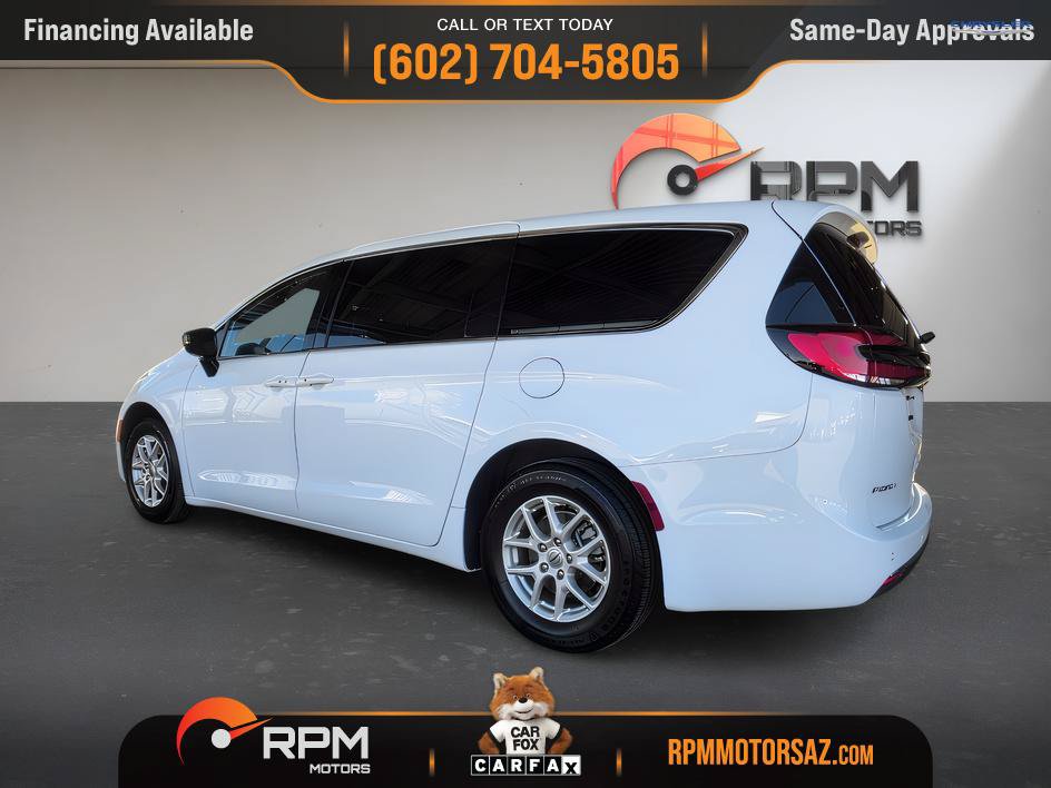 Used 2025 Chrysler Pacifica Select FWD image 4