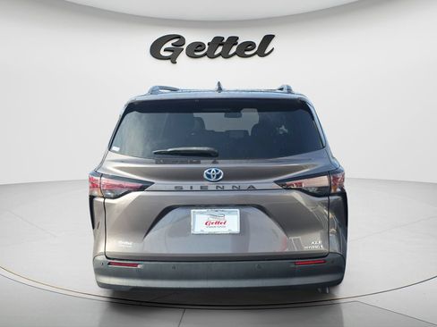 Used 2023 Toyota Sienna XLE FWD image 6