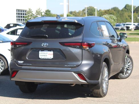 Used 2025 Toyota Highlander Platinum image 24