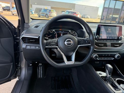 Used 2024 Nissan Altima 2.5 SV image 12
