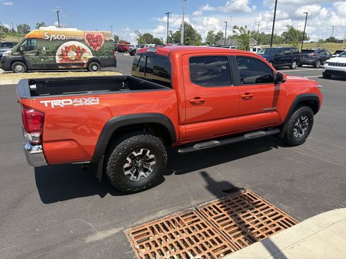 Used 2017 Toyota Tacoma TRD Off-Road w/ Tow Package (A/T) AWD/4WD image 9