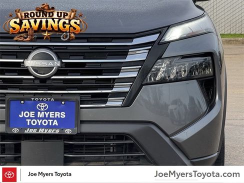 Used 2024 Nissan Rogue SV image 4