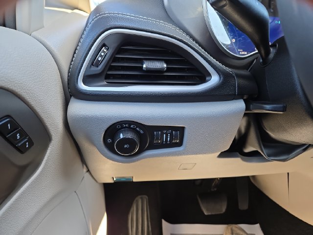 Used 2024 Chrysler Pacifica Limited FWD image 23