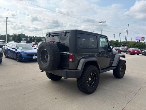 Used 2017 Jeep Wrangler Sahara w/ Connectivity Group AWD/4WD image 5