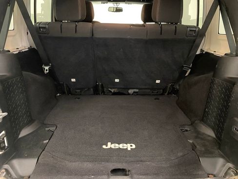 Used 2016 Jeep Wrangler Unlimited Rubicon w/ Connectivity Group AWD/4WD image 8