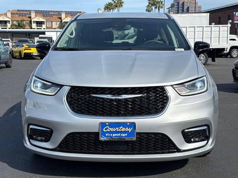 Used 2024 Chrysler Pacifica Touring-L image 6