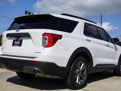 Used 2022 Ford Explorer XLT w/ Equipment Group 202A AWD/4WD image 4
