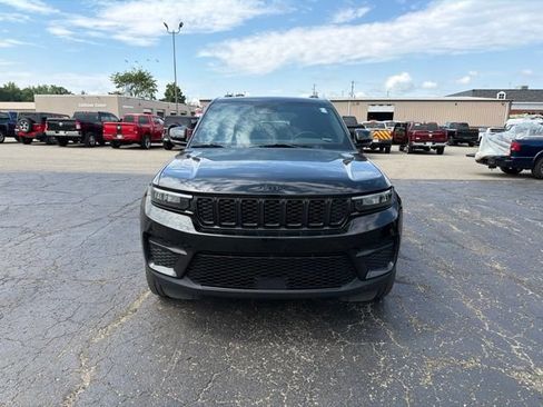 Used 2023 Jeep Grand Cherokee Altitude AWD/4WD image 3