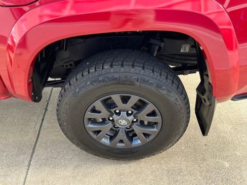 Used 2021 Toyota Tacoma SR5 AWD/4WD image 16
