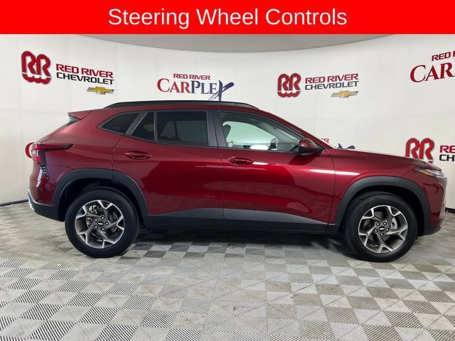 Used 2025 Chevrolet Trax LT w/ LT Convenience Package FWD image 9